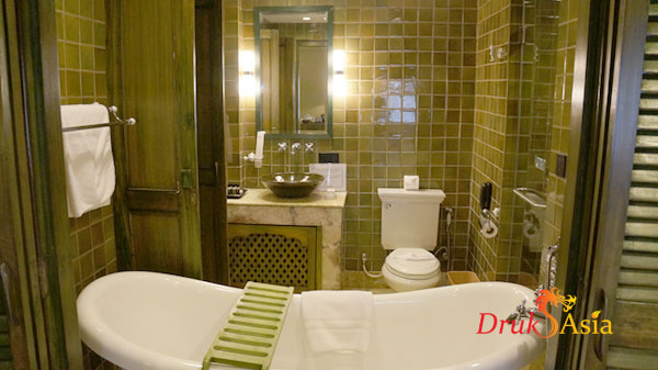 druk-hotel-deluxe-greenbathroom