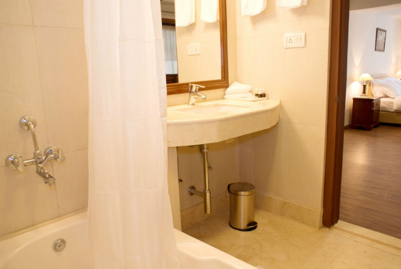 drukasia_042215_hotel-norbuling-executive-room-bathroom