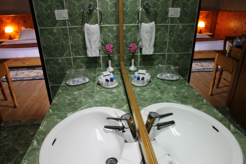 yangkhil-resort-bathroom-2