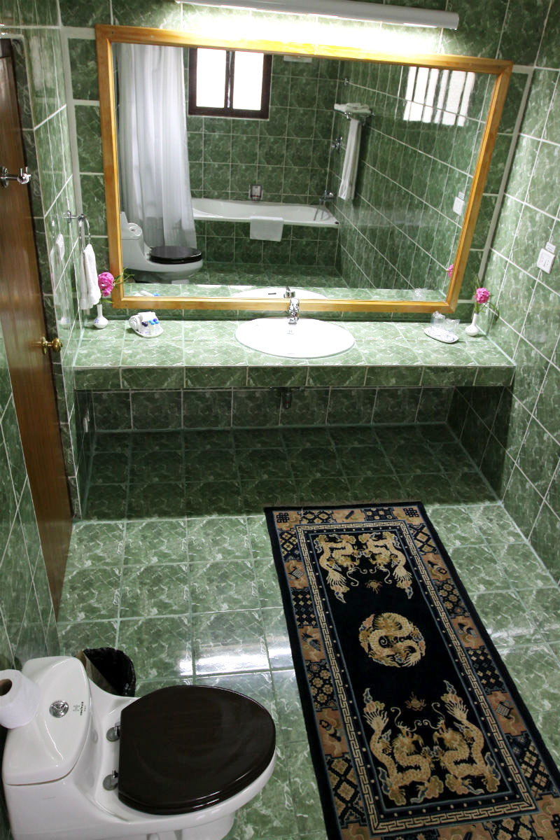 yangkhil-resort-bathroom-3